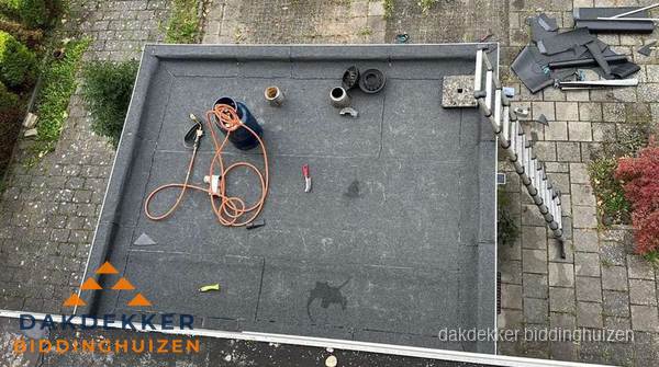 Plat dak met nieuwe bitumen bedekking in Biddinghuizen