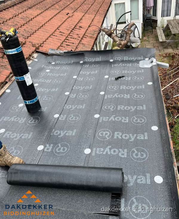 Bitumen dakbedekking leggen op plat dak aanbouw in Biddinghuizen