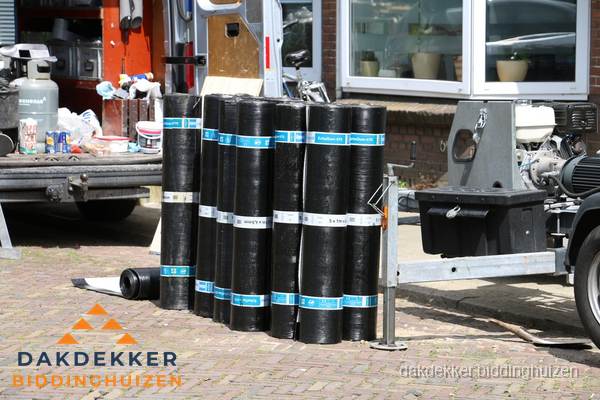 Rollen bitumen dakbedekking klaar voor daklekkage reparatie in Biddinghuizen