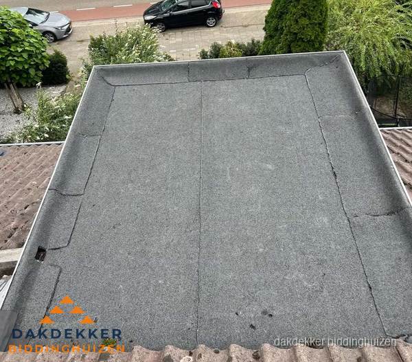 Nieuw aangebrachte bitumen dakbedekking op plat dak in Biddinghuizen