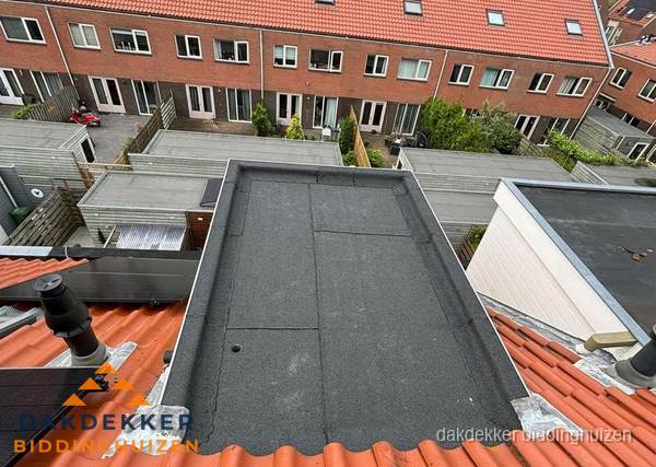 Plat dak met bitumen bedekking naast dakkapel in Biddinghuizen