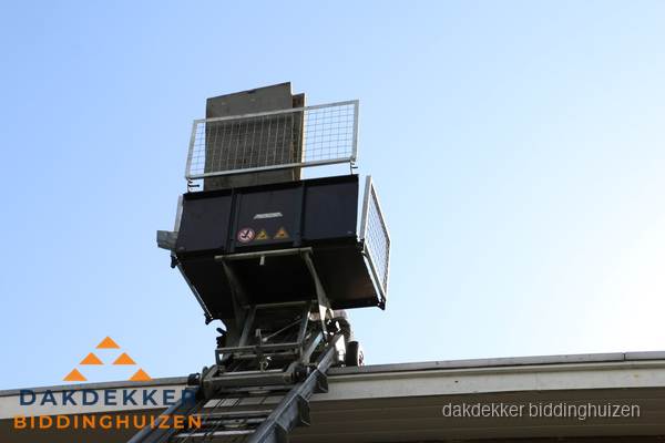 Dakdekkerslift voor materiaal transport bij dakwerkzaamheden in Biddinghuizen