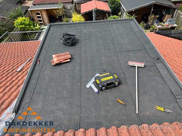 Nieuw plat dak met bitumen dakbedekking in Biddinghuizen