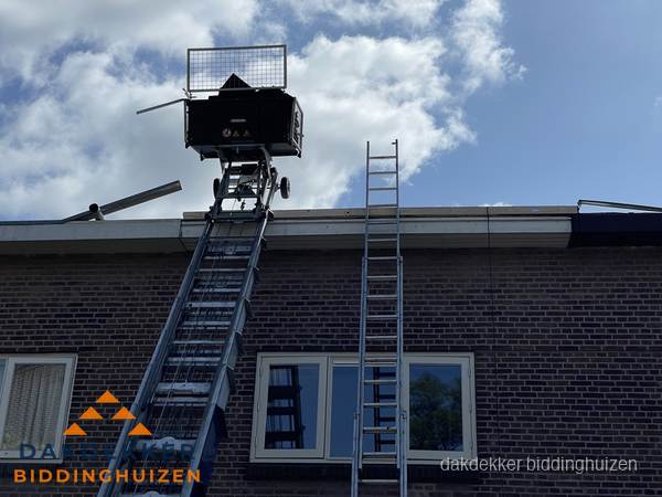 Ladderlift en ladder bij woning voor dakinspectie in Biddinghuizen
