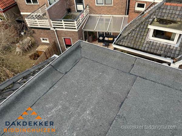 Overzicht plat dak met dakgoot in woonwijk Biddinghuizen