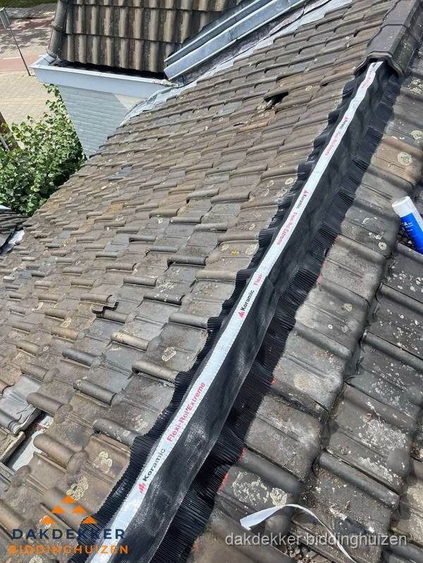 Nokvorst renovatie met Koramic nokrol op schuin pannendak in Biddinghuizen