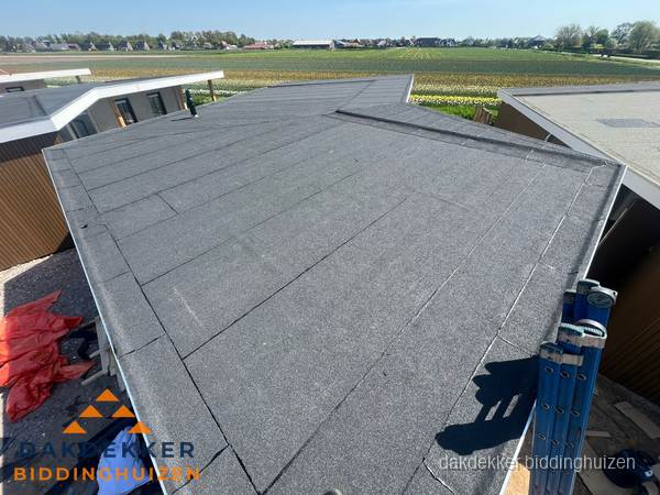 Nieuw bitumen plat dak met uitzicht over landschap in Biddinghuizen