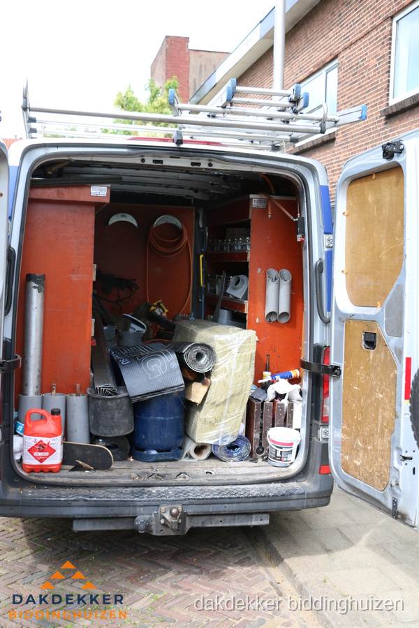Bedrijfsbus van dakdekker met gereedschap en materialen in Biddinghuizen