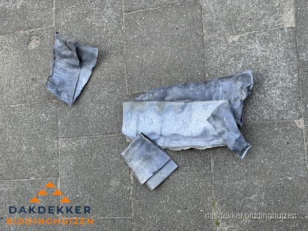 Oude verwijderde loodslabben na vervanging in Biddinghuizen