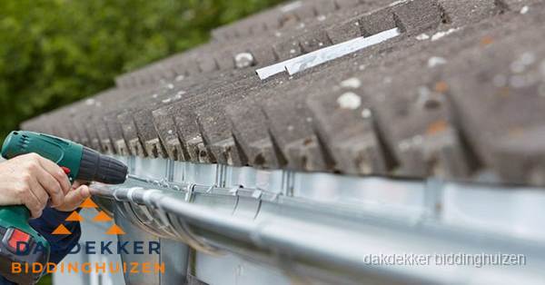Dakgoot repareren met accuboormachine in Biddinghuizen