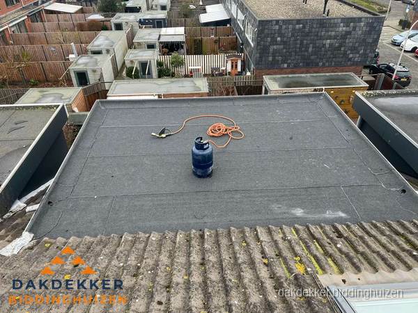 Dakrenovatie afgerond met nieuwe bitumen dakbedekking in Biddinghuizen
