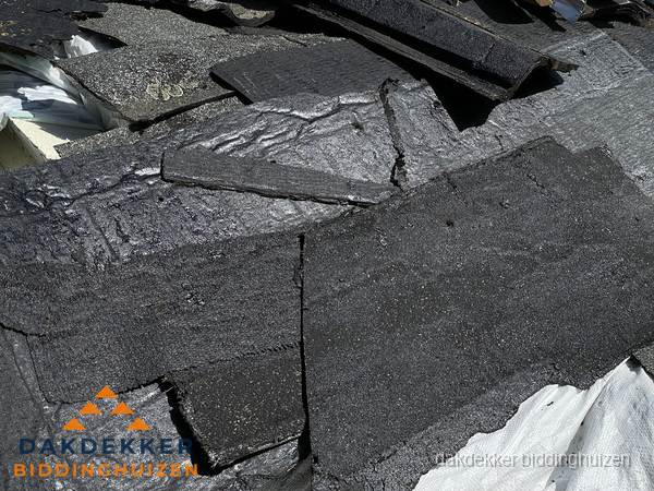 Verwijderd oud bitumen dakleer klaar voor vervanging in Biddinghuizen