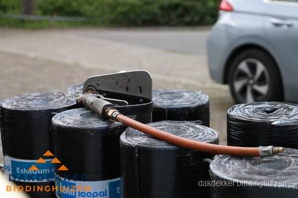Rollen bitumen dakbedekking EshaGum klaar voor installatie in Biddinghuizen