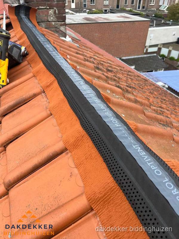 Nokventilatie installeren op hellend pannendak in Biddinghuizen