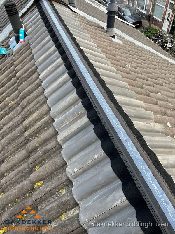 Nokvorst met Monier ventilatie op schuin pannendak in Biddinghuizen