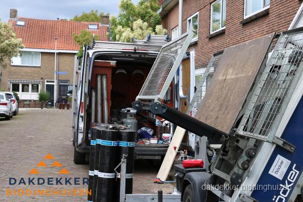 Dakdekkersbusje met materiaal en ladderlift voor dakpannen vervangen in Biddinghuizen