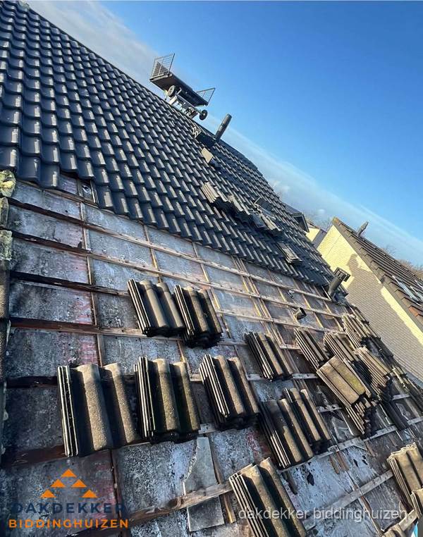 Schuin dak renovatie met nieuwe dakpannen in Biddinghuizen