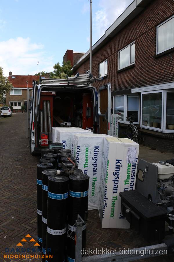 Levering van Kingspan isolatieplaten en bitumenrollen voor dakproject in Biddinghuizen