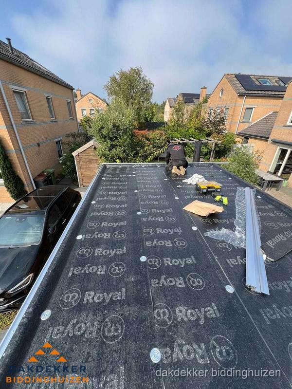 Nieuwe Royal bitumen dakbedekking op plat dak van aanbouw in Biddinghuizen