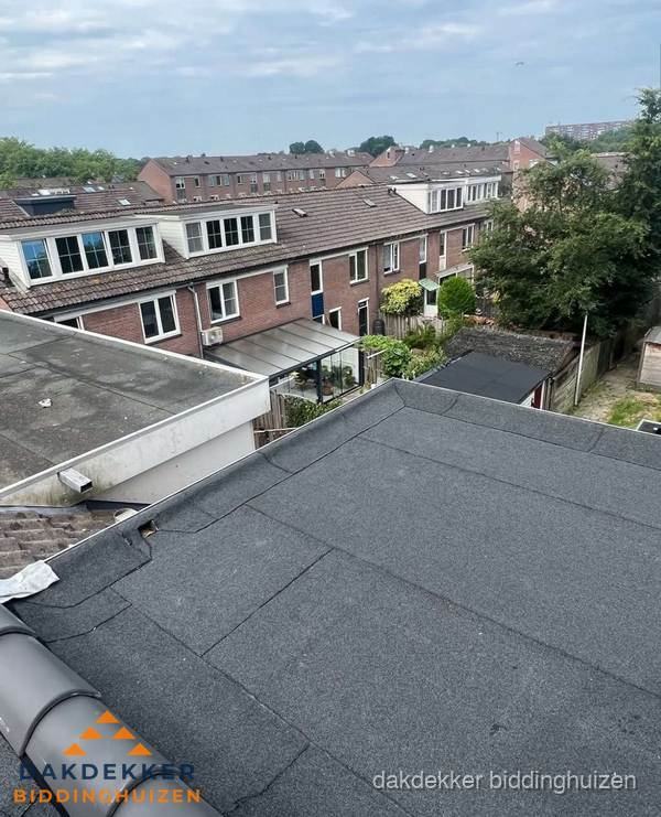 Vernieuwd plat dak met bitumen in woonwijk in Biddinghuizen