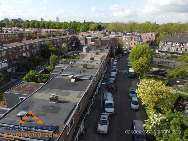 Luchtfoto dakinspectie woonwijk in Biddinghuizen