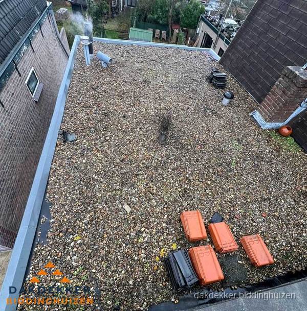 Plat dak met grindballast en dakdoorvoeren in Biddinghuizen