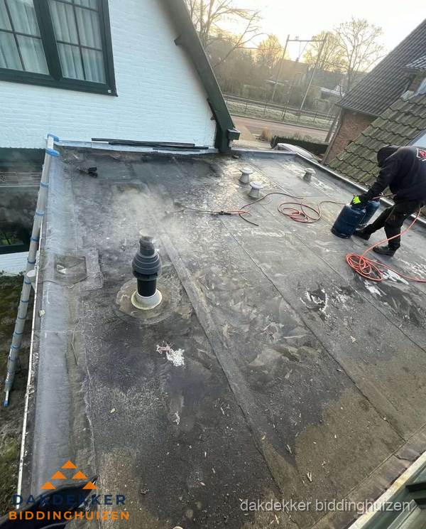 Dakdekker verhelpt daklekkage op plat dak in Biddinghuizen