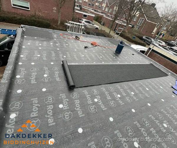 Dakrenovatie plat dak met bitumen dakbedekking in Biddinghuizen