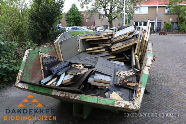 Puincontainer met oud dakmateriaal na dakrenovatie in Biddinghuizen