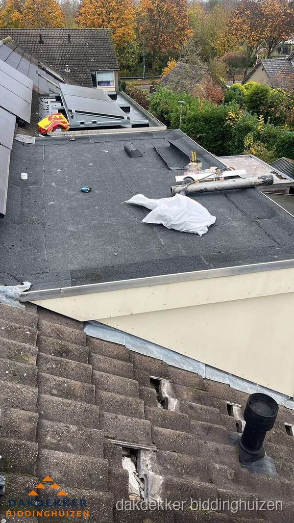 Beschadigde dakbedekking op plat dak voor reparatie in Biddinghuizen