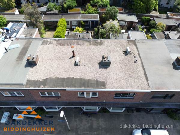Plat dak met grindballast en dakdoorvoeren in Biddinghuizen
