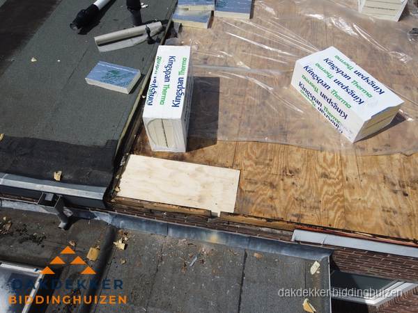 Plat dak isolatie met Kingspan isolatieplaten tijdens renovatie in Biddinghuizen