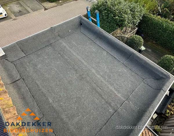 Gerenoveerd plat dak met nieuwe bitumen dakbedekking in Biddinghuizen