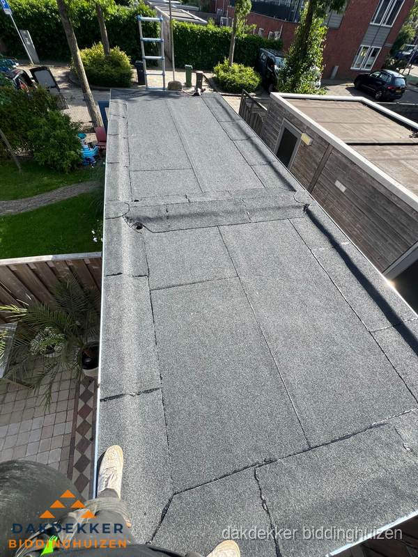 Bitumen plat dak rijtjeswoning vanuit dakdekker perspectief in Biddinghuizen