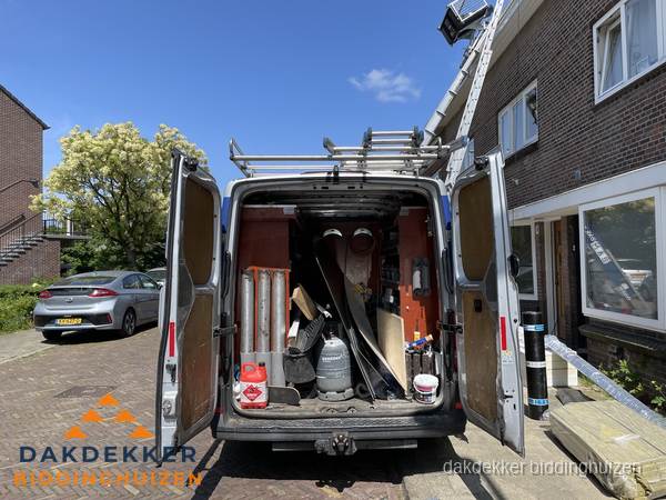 Spoed dakdekker bus met gereedschap en ladder bij woning in Biddinghuizen
