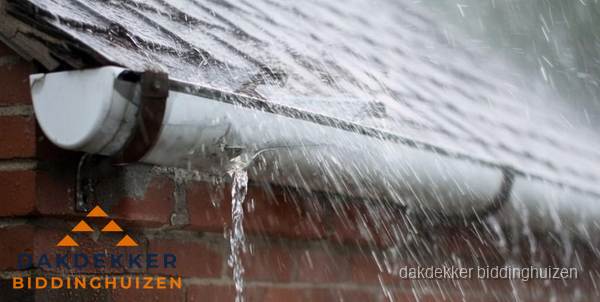 Lekkende dakgoot tijdens regenval in Biddinghuizen
