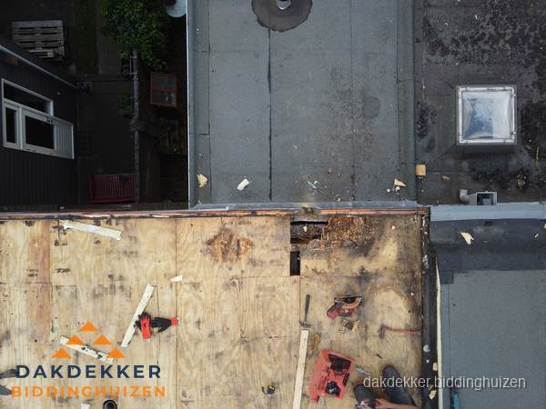 Dakschade en renovatie plat dak vanuit de lucht in Biddinghuizen