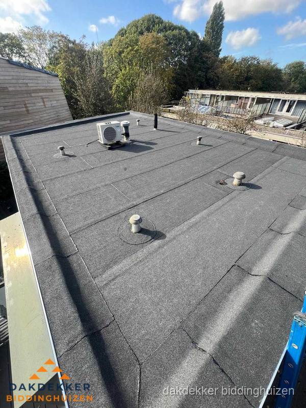 Kosten dakdekker: afgewerkt plat bedrijfsdak met bitumen in Biddinghuizen