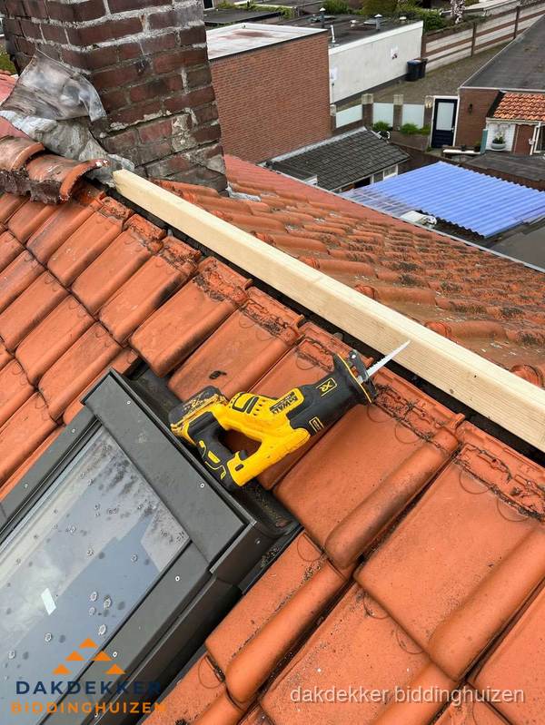 Kosten dak vervangen: werkzaamheden aan pannendak in Biddinghuizen