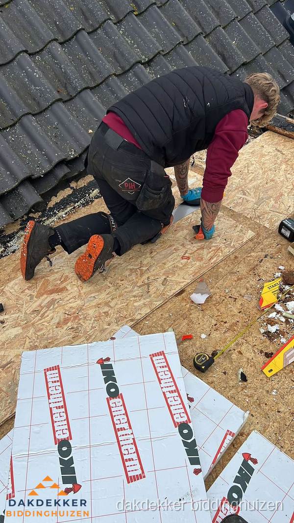 Dakdekker plaatst PIR-isolatieplaten op plat dak in Biddinghuizen
