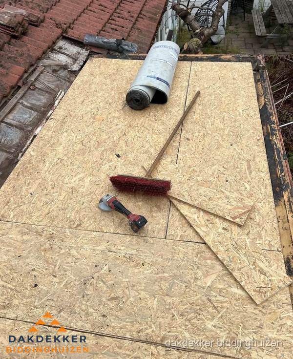 Plat dak vervangen met nieuwe OSB-ondergrond en bitumenrol in Biddinghuizen