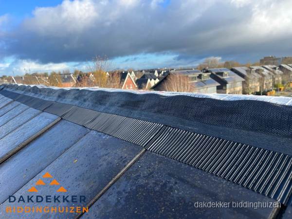 Dakisolatie bij de nok met ventilatieprofiel op schuin dak in Biddinghuizen