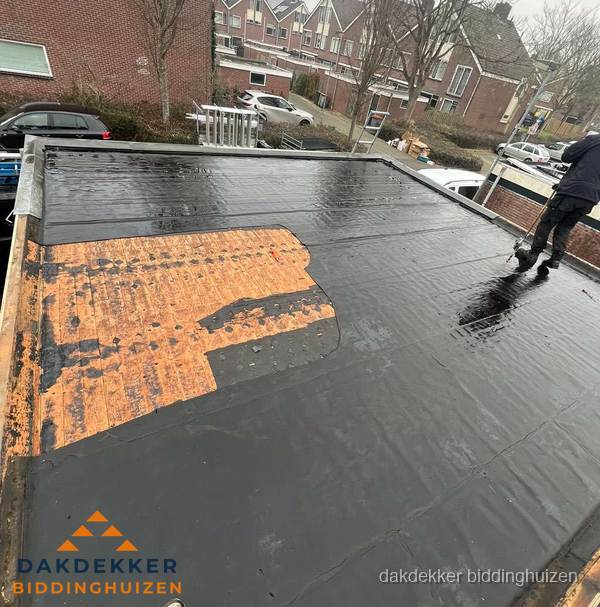 Dakdekker brengt EPDM dakbedekking aan op plat dak in Biddinghuizen