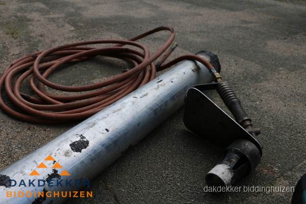 Dakdekker gasbrander en gereedschap voor spoedklus in Biddinghuizen