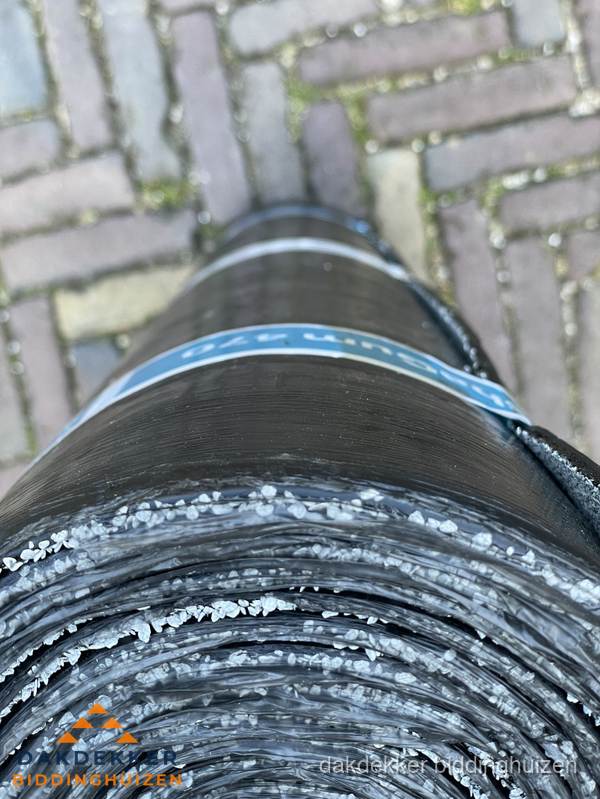 Rol bitumen dakleer met leislag voor plat dak in Biddinghuizen
