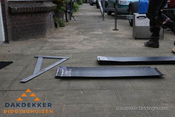 Dakbedekkingsmateriaal en zinkwerk klaargelegd voor reparatie in Biddinghuizen