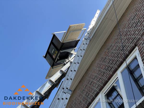 Dakgoot vervangen met dakdekkerslift in Biddinghuizen