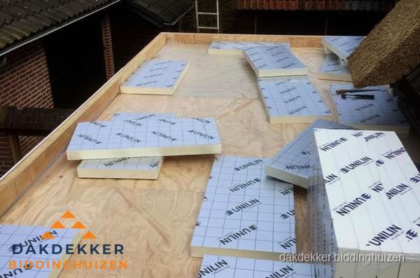 PIR isolatieplaten leggen op plat dak in Biddinghuizen