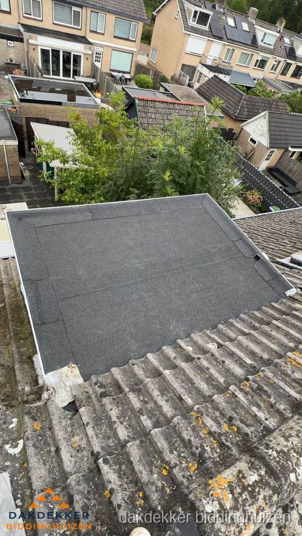 Plat dak aanbouw met bitumen dakbedekking in woonwijk Biddinghuizen