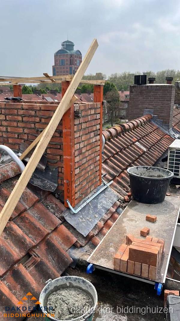 Schoorsteen renovatie met metselwerk op schuin dak in Biddinghuizen